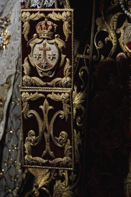 nuestra señora del carmen se encuestra de espaldas en su procesion vespertina en julio de 2025 acompañada de muchos devotos