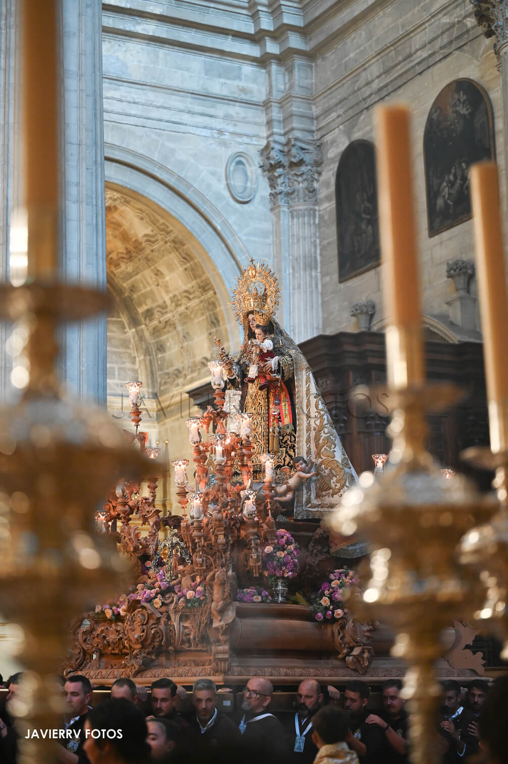 nuestra señora del carmen se encuestra de espaldas en su procesion vespertina en julio de 2025 acompañada de muchos devotos