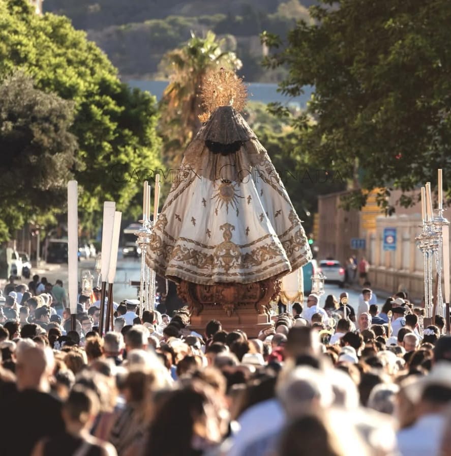 nuestra señora del carmen se encuestra de espaldas en su procesion vespertina en julio de 2025 acompañada de muchos devotos
