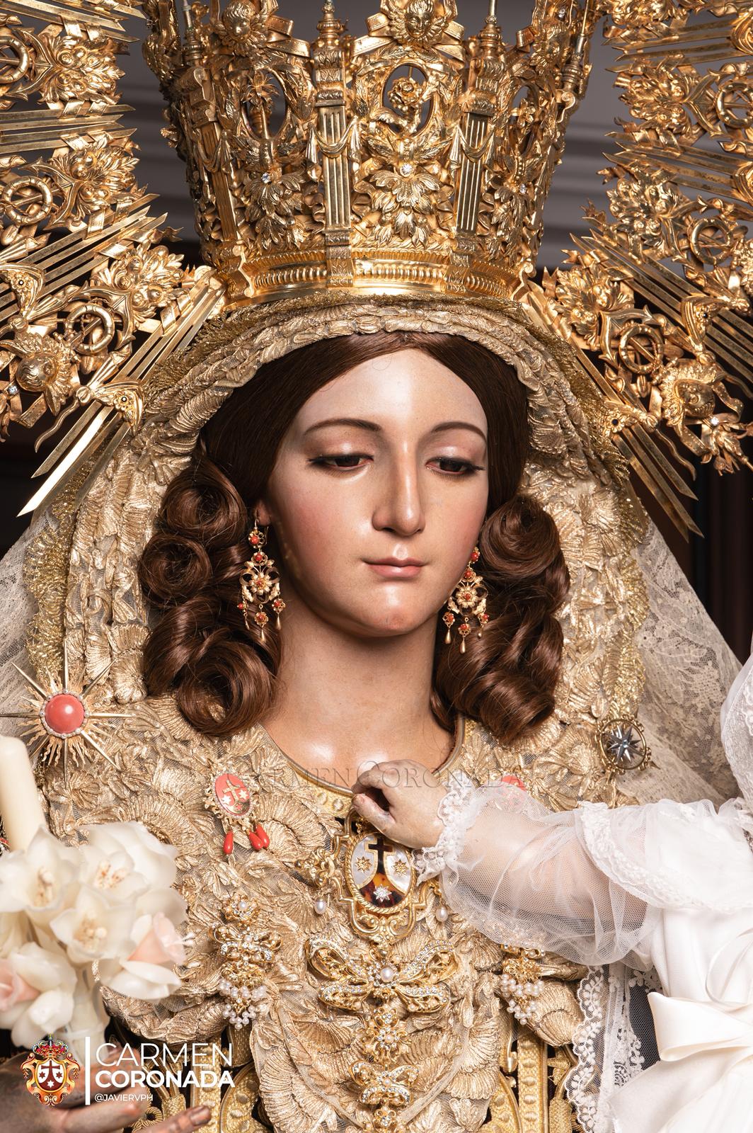 nuestra señora del carmen se encuestra de espaldas en su procesion vespertina en julio de 2025 acompañada de muchos devotos
